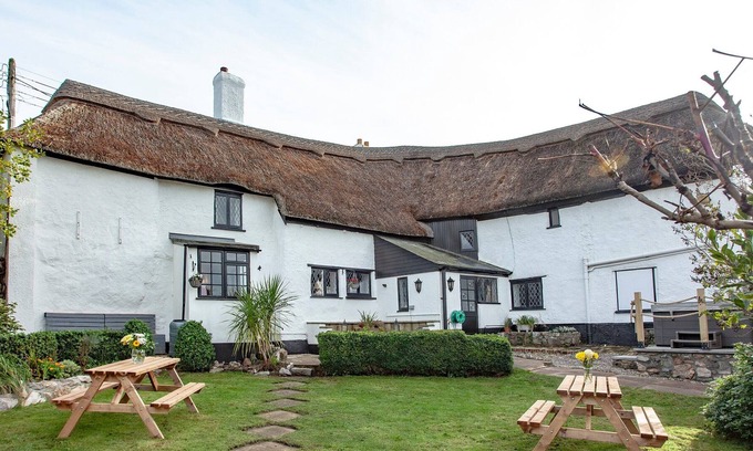 Kingsteignton Cottage | 6 bedroom accommodation in Kingsteignton, near Newton Abbot