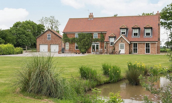 Brough Cottage | 6 bedroom accommodation in Sandholme, near Beverley