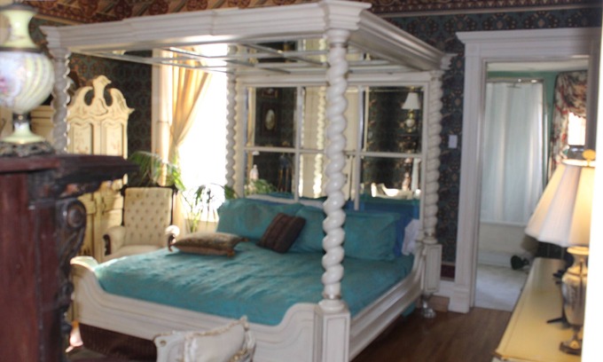 Keokuk Bed & Breakfast | 6-bedroom bed & breakfast in marvelous Keokuk with WiFi, AC