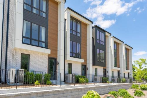 Hermitage House | 6 Bedroom Quiet Townhome! 6min to Airport & 15min to Downtown!