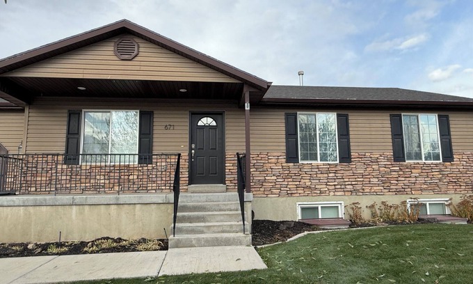 Smithfield House | 6 bedrooms, sleeps 16, Hot Tub, Theater and game Rooms, Newly Renovated.