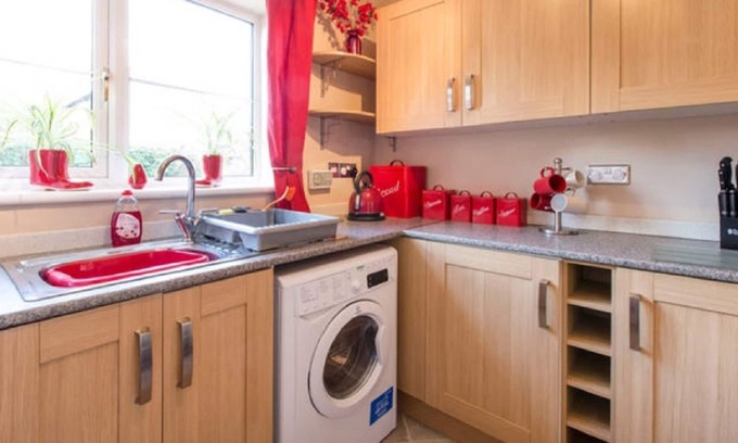South Leigh House | 6 berth/2 bed property in village location, enclosed garden. Fibre Broadband