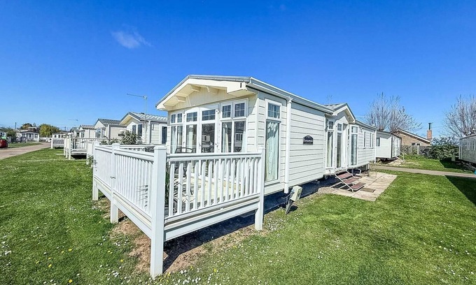Great Yarmouth House | 6 berth caravan for hire at California Cliffs in Scratby by the beach ref 50050L