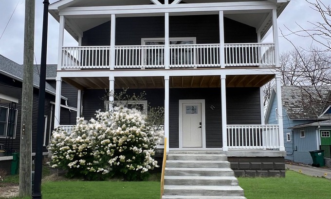 Franklin House | 6 BR, 4BA Franklin, IN Home