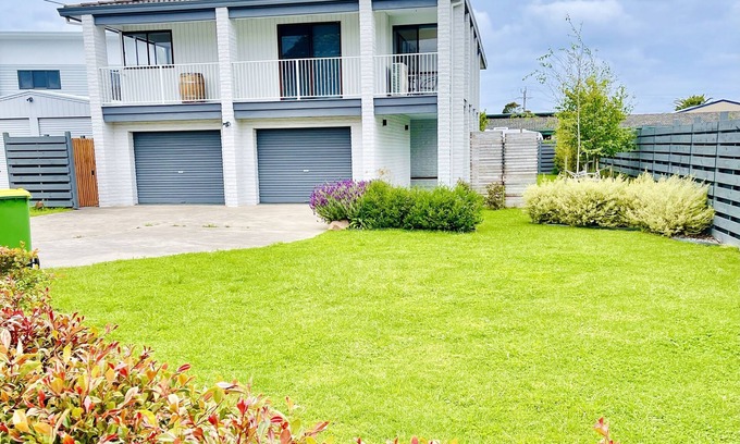 Lakes Entrance House | 6 Lake st, 4 bedroom , 3 bathroom, 4 toilets, kitchen upstairs and downstairs