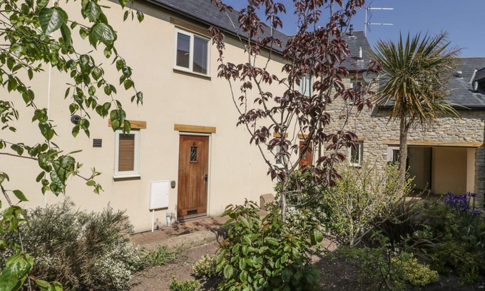 Watchet Cottage | 6 MALTHOUSE COURT, pet friendly, country holiday cottage in Watchet