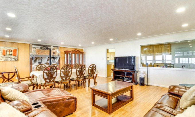 Northwest Heights House | 6 Mi to UNM Albuquerque Family Abode with Views!