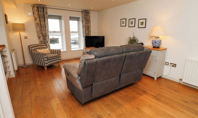 Tweedmouth Apartment | 6 MILL WHARF, country holiday cottage in Berwick-Upon-Tweed