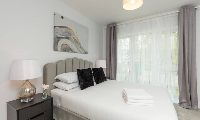 Walworth Apartment | 6 Newland House - Angela Suite