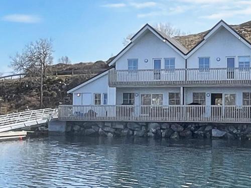 Dyrvik House | 6 person holiday home in Kverva