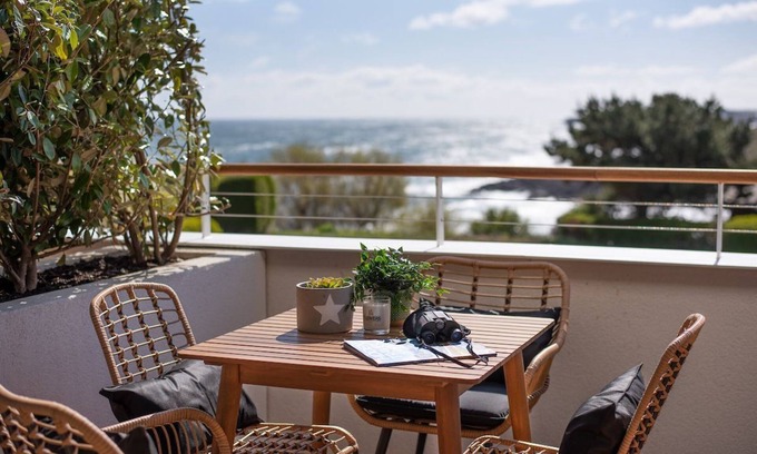 St Abbs Apartment | 6 THE BAY- modern sea view coastal apartment with Scandi-style interiors