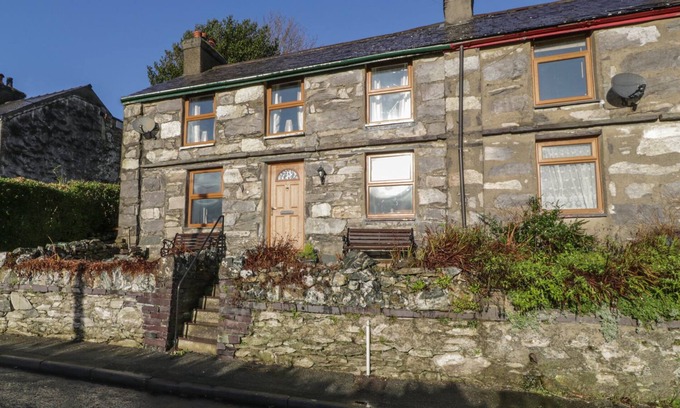 Caernarfon Cottage | 60 HYFRYDLE ROAD, pet friendly, character holiday cottage in Talysarn