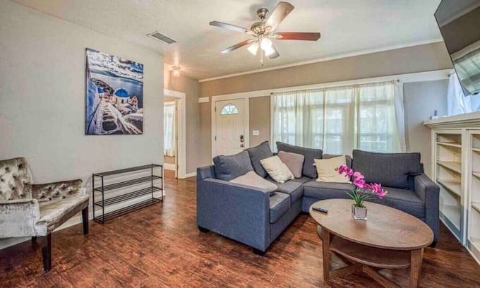 Tower District House | 605 N Poplar Ave · 2 King Beds! Fantastic Stylish Bungalow home!❤️?