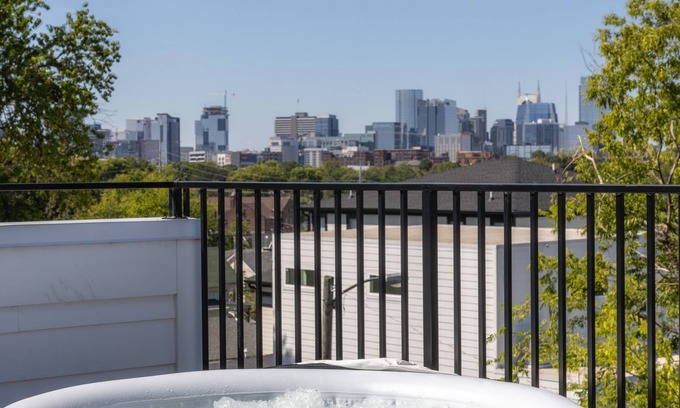 Chestnut Hill House | 615 Funky Jungle! Downtown ⁞ Hot Tub! ⁞