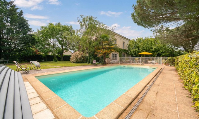 Chatellerault House | 625 m² House ∙ 12 bedrooms ∙ 23 guests