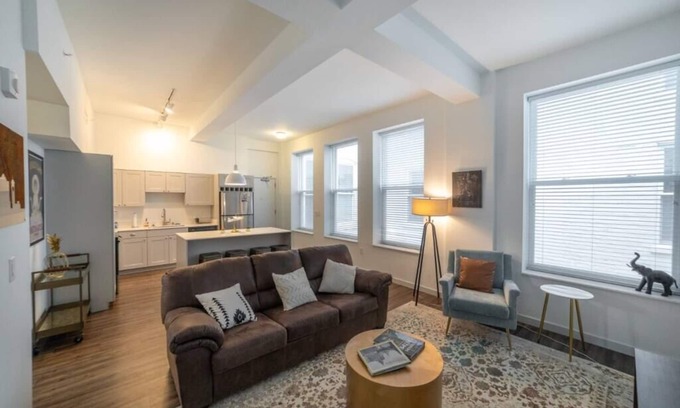 Westown Apartment | 628- 2 Bedroom condo w/king beds/Free parking/downtown