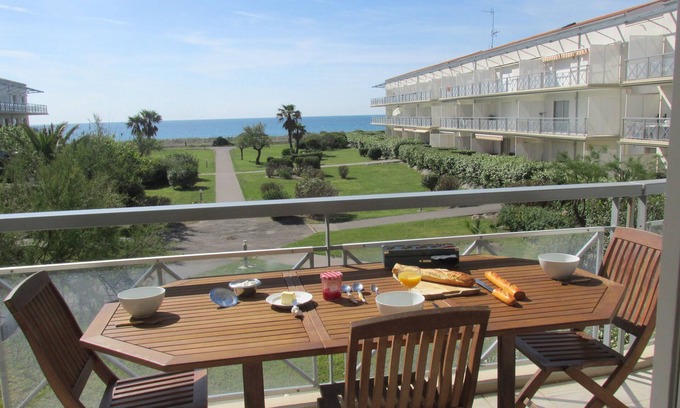 Frontignan Apartment | 65m² apartment in frontignan direct beach access on the beach