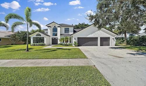 Greenview Shores Villa | 6BR Luxury Wellington Villa with Pool & Spa