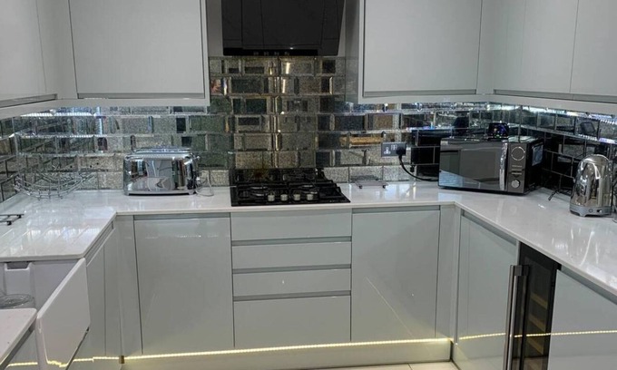Grays House | 7 bed | 3 bath | M25 | Parking | Long term group bookings