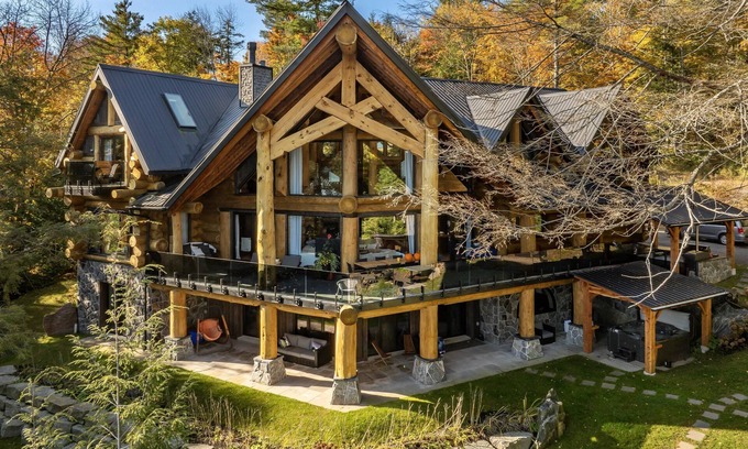 Gravenhurst Cottage | 7 bed 6 bath cottage on Lake Muskoka