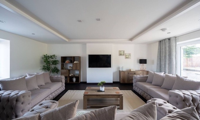 Aberdeen House | 7 Bed Barn with Hot Tub, Cinema and Games Room