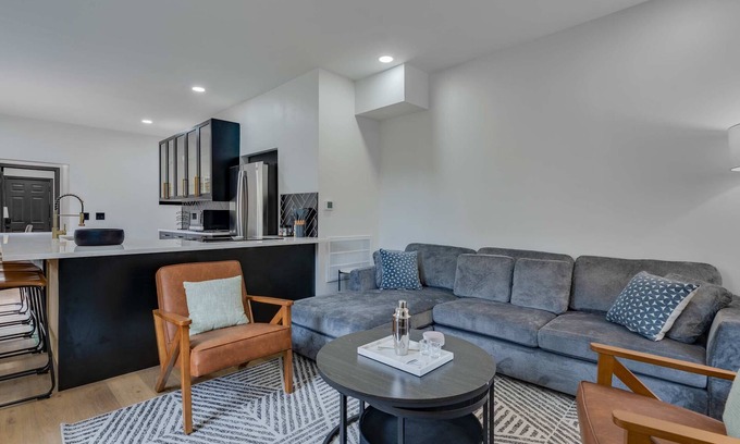 Weinland Park House | 7 Bed - Urban Hot Tub Oasis near OSU & Short North