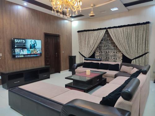 Lahore House | 7 BR Serviced Holiday Home Near Emporium Mall