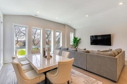 Washington Park Apartment | 7 Mi to Downtown Luxe Chicago Condo