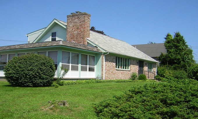 Briggs Farm House | 7 Palm Beach Ave - 6 Bed - SunPorch - DOGS Welcome - AC -