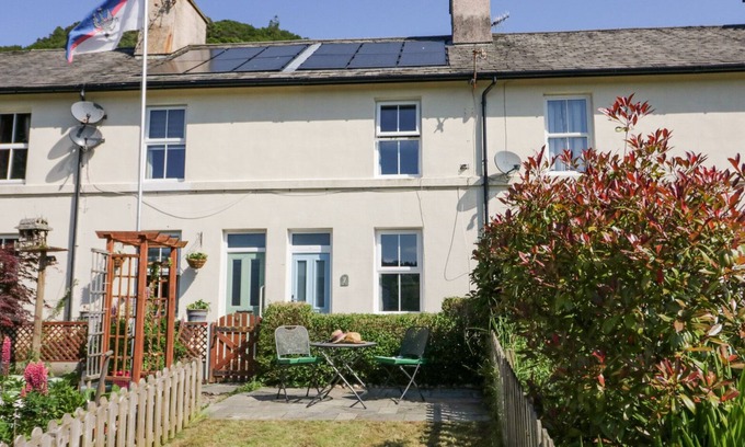 Newby Bridge Cottage | 7 RAILWAY COTTAGES, pet friendly, with open fire in Newby Bridge
