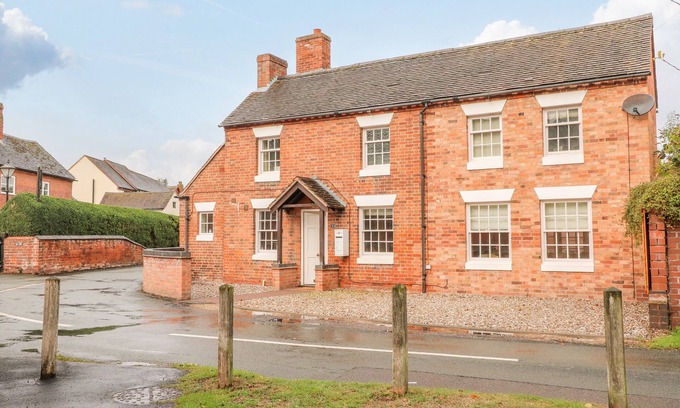 Lichfield Cottage | 7 THE GREEN, pet friendly in Whittington, Staffordshire