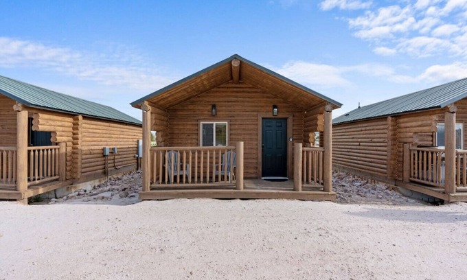 St. Charles Cabin | #7 Western Cabin, Newly Remodeled! AC! Sleeps 3!