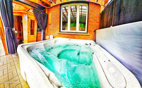 Richmond Hill House | 70 percent Off Luxurious Hot Tub,Sauna, 2000Sqft of Private