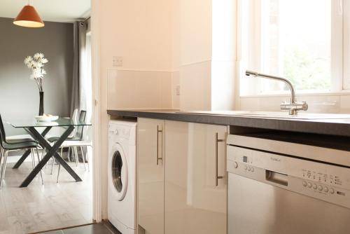 Crawley Apartment | 76 m² Apartment ∙ 4 bedrooms ∙ 8 guests