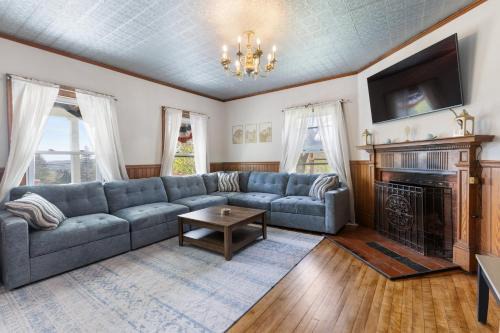 Jefferson House | 7PH Sunny Farmhouse Retreat, AC, Game Room, Dog Friendly