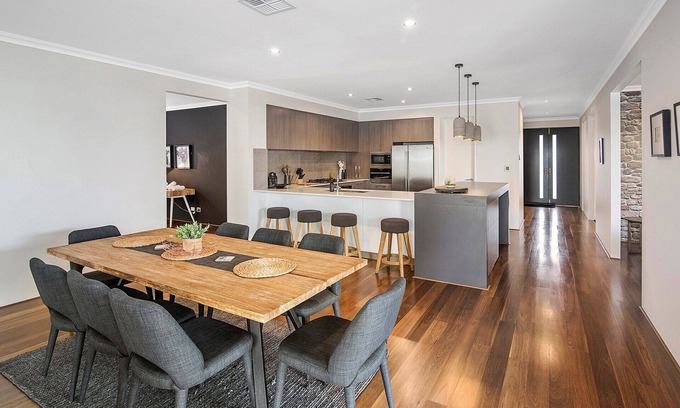 West Busselton House | 7th Heaven- Large secure backyard, WIFI, Ducted A/C