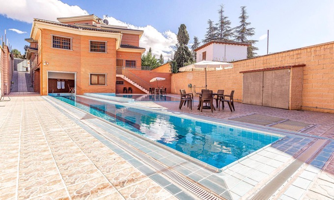 Albolote House | 8 bedroom accommodation in Albolote