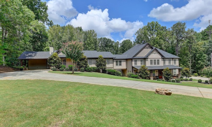 Suwanee House | 8-bedroom Luxury Home, 4.8 Acre w/Pool, Minutes to Suwanee downtown and Lake