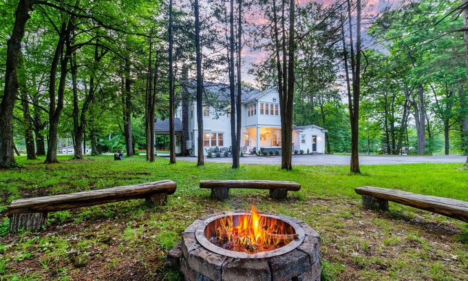 Mount Pocono House | 8 bedroom Manor - Hot Tub - Game Room - Fire Pit - Sleeps 22