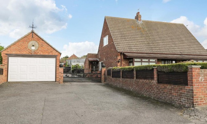 Hinderwell House | 8 Coronation Avenue