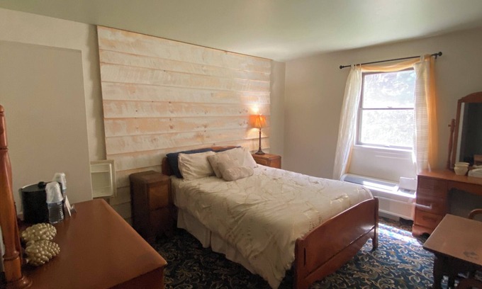 Clarington Apartment | 8-Gold Room