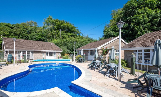 Looe House | 8 Hares Hollow - Two Bedroom House, Sleeps 4