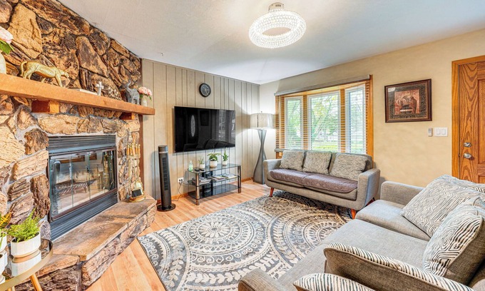Streamwood House | 8 Mi to Nature Center: Streamwood Gem w/Yard!