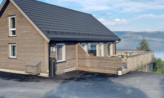 Leka House | 8 person holiday home in Leka