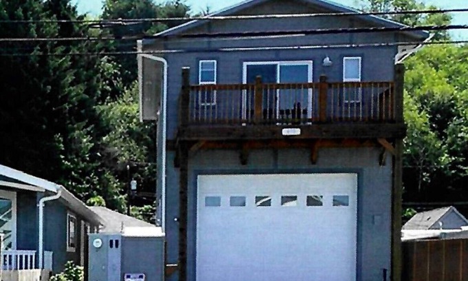 Winchester Bay House | 800 sq ft New Home within 2 blocks of town, sand dunes, Umpqua River, and marina