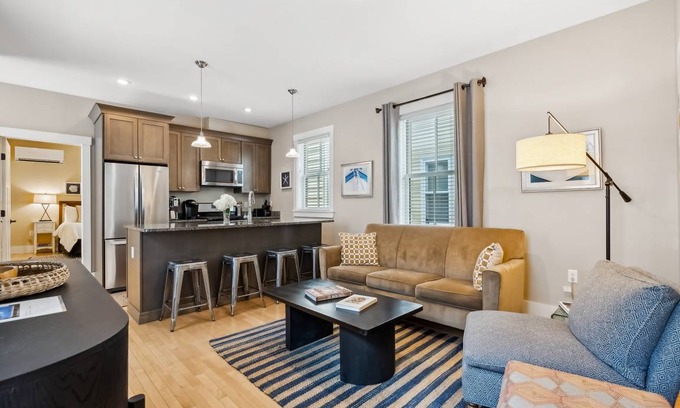 West End Condo | 84 m² Condo ∙ 2 bedrooms ∙ 4 guests