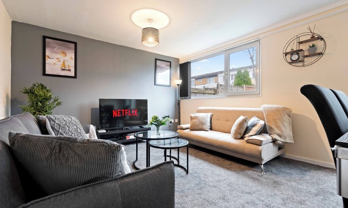 Little Hay House | 8Guests-3BR-Parking-FamilyFriendly-NearAirport
