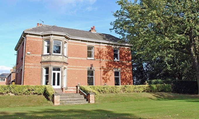 Barrow-on-Trent Cottage | 9 bedroom accommodation in Barrow on Trent