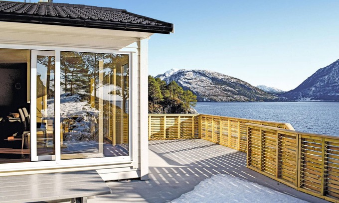 Flora House | 9 bedroom nice home in Florø