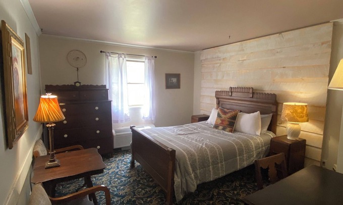 Cooksburg Apartment | 9-Indian Room